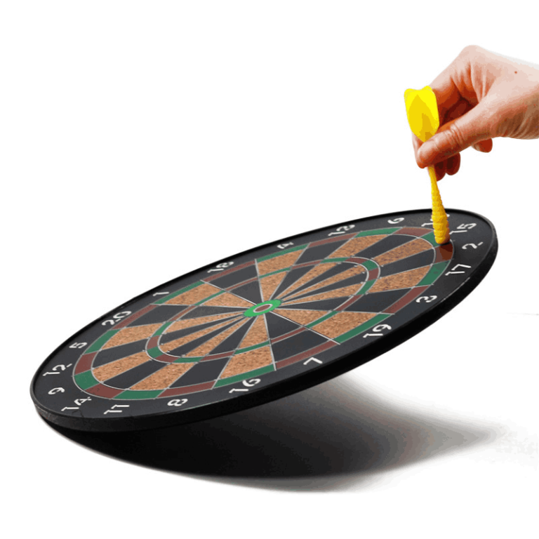 Magnetic dart board