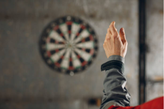 Dartboard left and right hand difference training method